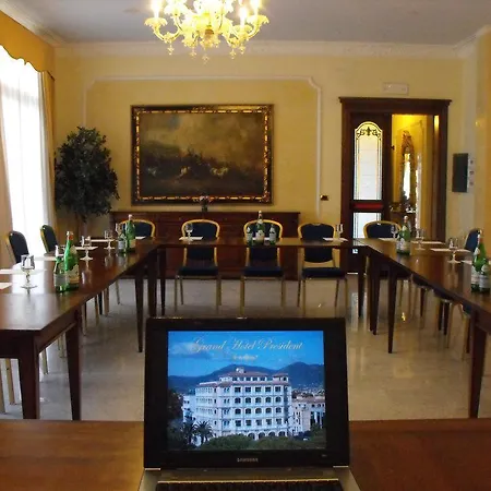 Hotel Grand President 4*